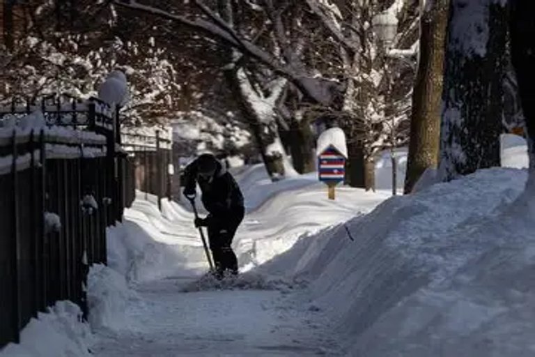 Winter sidewalk clearing pilot expands to more Toronto neighborhoods